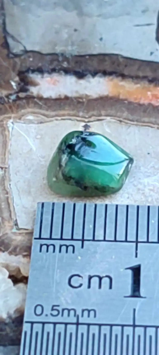 Emeraude cristallisée de Colombie pierre roulée Grade A++++ Emeraude pierre roulée
