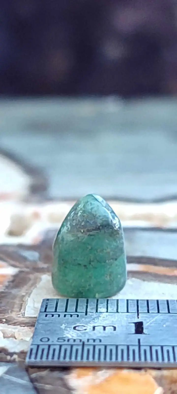 Chargez l'image dans la visionneuse de la galerie, Emeraude cristallisée de Colombie pierre roulée Grade A++++ Emeraude pierre roulée
