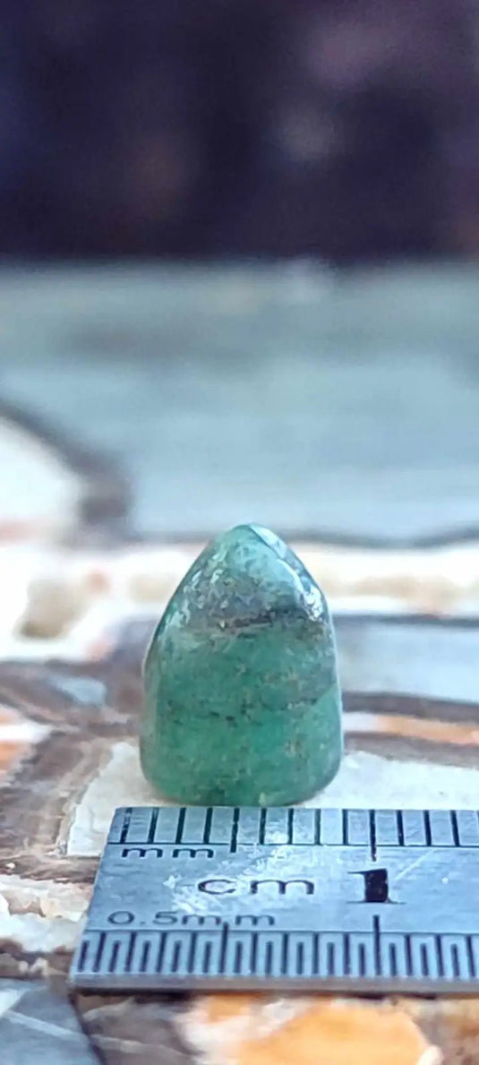 Emeraude cristallisée de Colombie pierre roulée Grade A++++ Emeraude pierre roulée