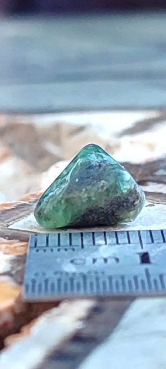 Emeraude cristallisée de Colombie pierre roulée Grade A++++ Emeraude pierre roulée