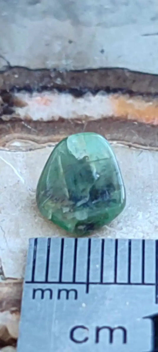 Emeraude cristallisée de Colombie pierre roulée Grade A++++ Emeraude pierre roulée