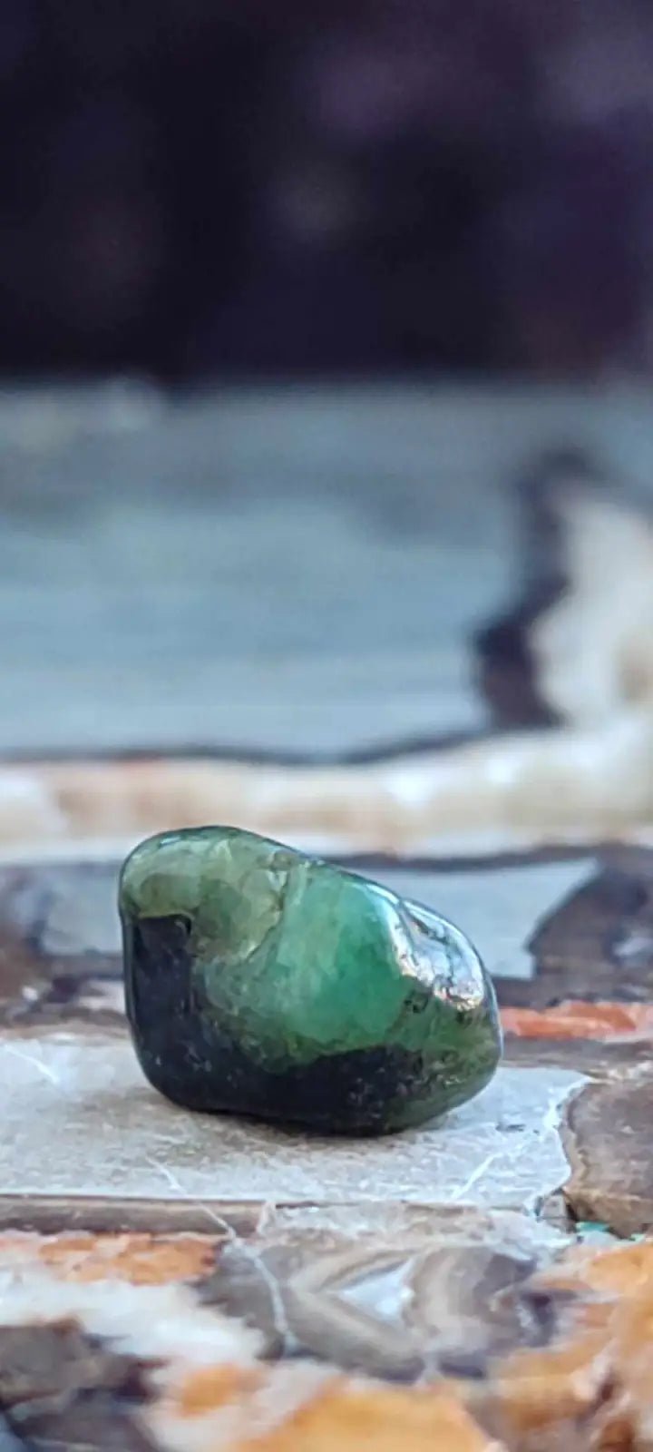 Chargez l'image dans la visionneuse de la galerie, Emeraude cristallisée de Colombie pierre roulée Grade A++++ Emeraude pierre roulée
