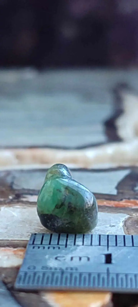 Emeraude cristallisée de Colombie pierre roulée Grade A++++ Emeraude pierre roulée