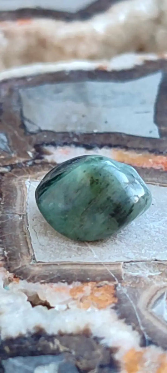 Emeraude cristallisée de Colombie pierre roulée Grade A++++ Emeraude pierre roulée