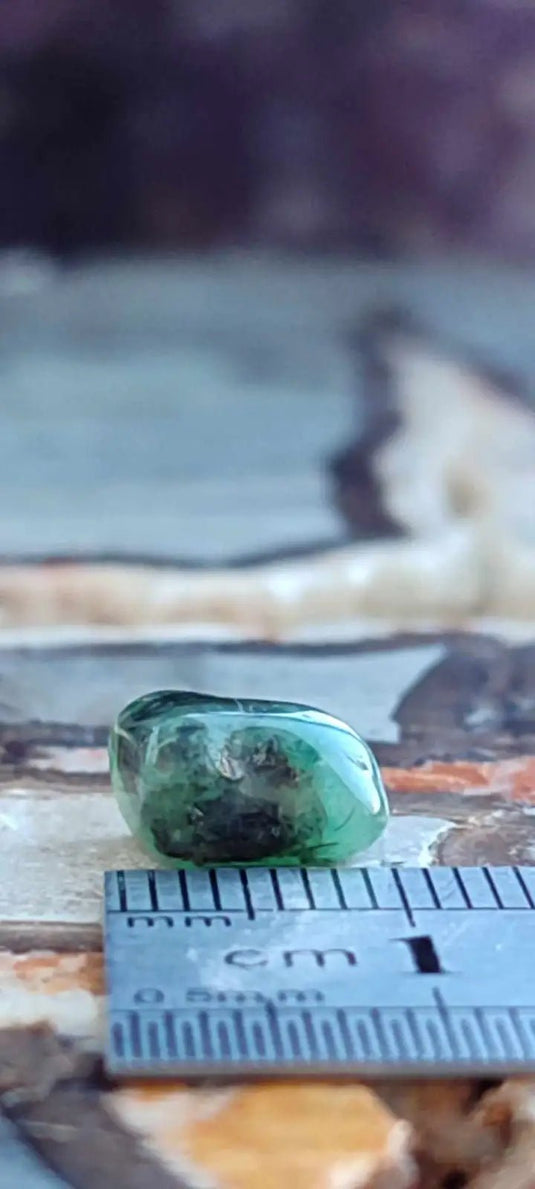 Emeraude cristallisée de Colombie pierre roulée Grade A++++ Emeraude pierre roulée