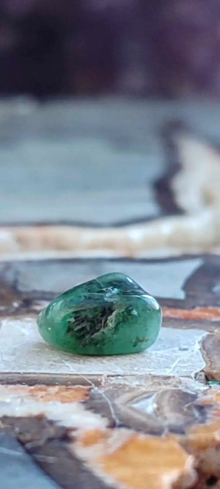 Load image into Gallery viewer, Emeraude cristallisée de Colombie pierre roulée Grade A++++ Emeraude pierre roulée
