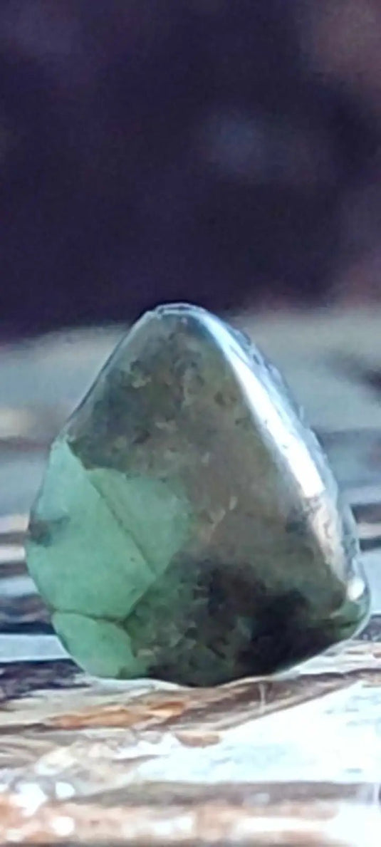 Emeraude cristallisée de Colombie pierre roulée Grade A++++ Emeraude pierre roulée