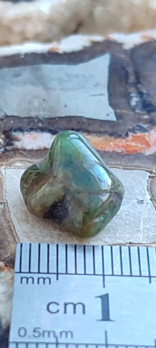 Emeraude cristallisée de Colombie pierre roulée Grade A++++ Emeraude pierre roulée