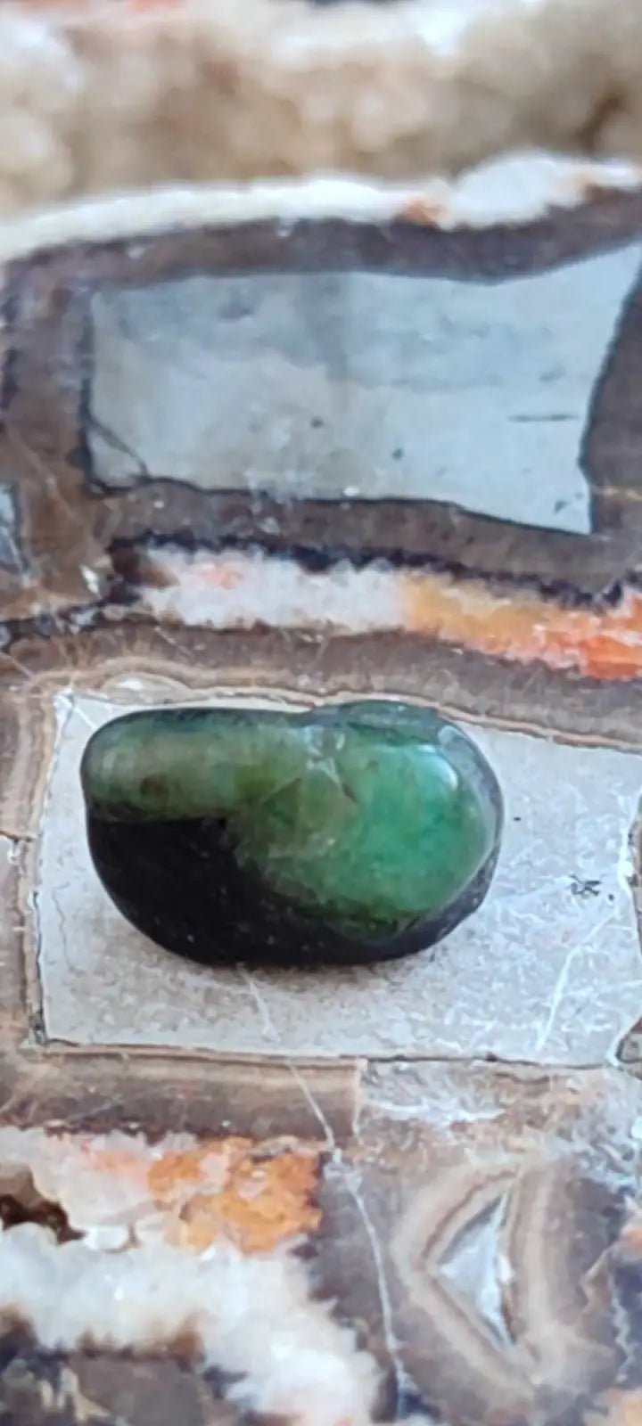 Chargez l'image dans la visionneuse de la galerie, Emeraude cristallisée de Colombie pierre roulée Grade A++++ Emeraude pierre roulée
