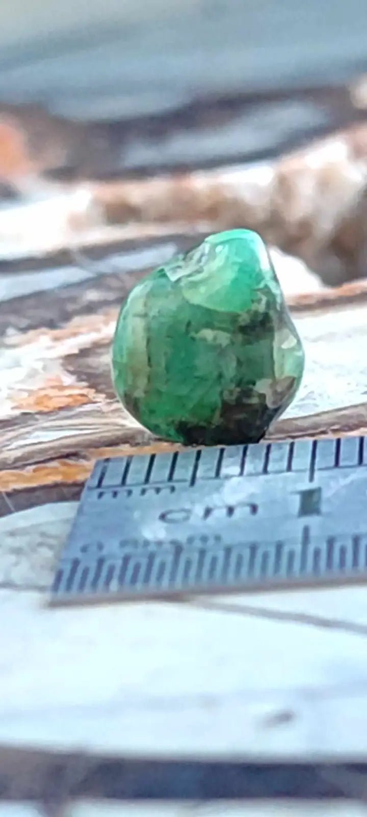 Chargez l'image dans la visionneuse de la galerie, Emeraude cristallisée de Colombie pierre roulée Grade A++++ Emeraude pierre roulée
