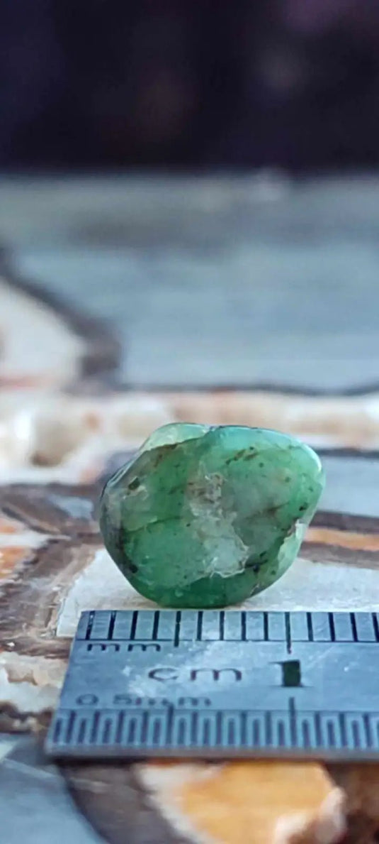 Emeraude cristallisée de Colombie pierre roulée Grade A++++ Emeraude pierre roulée
