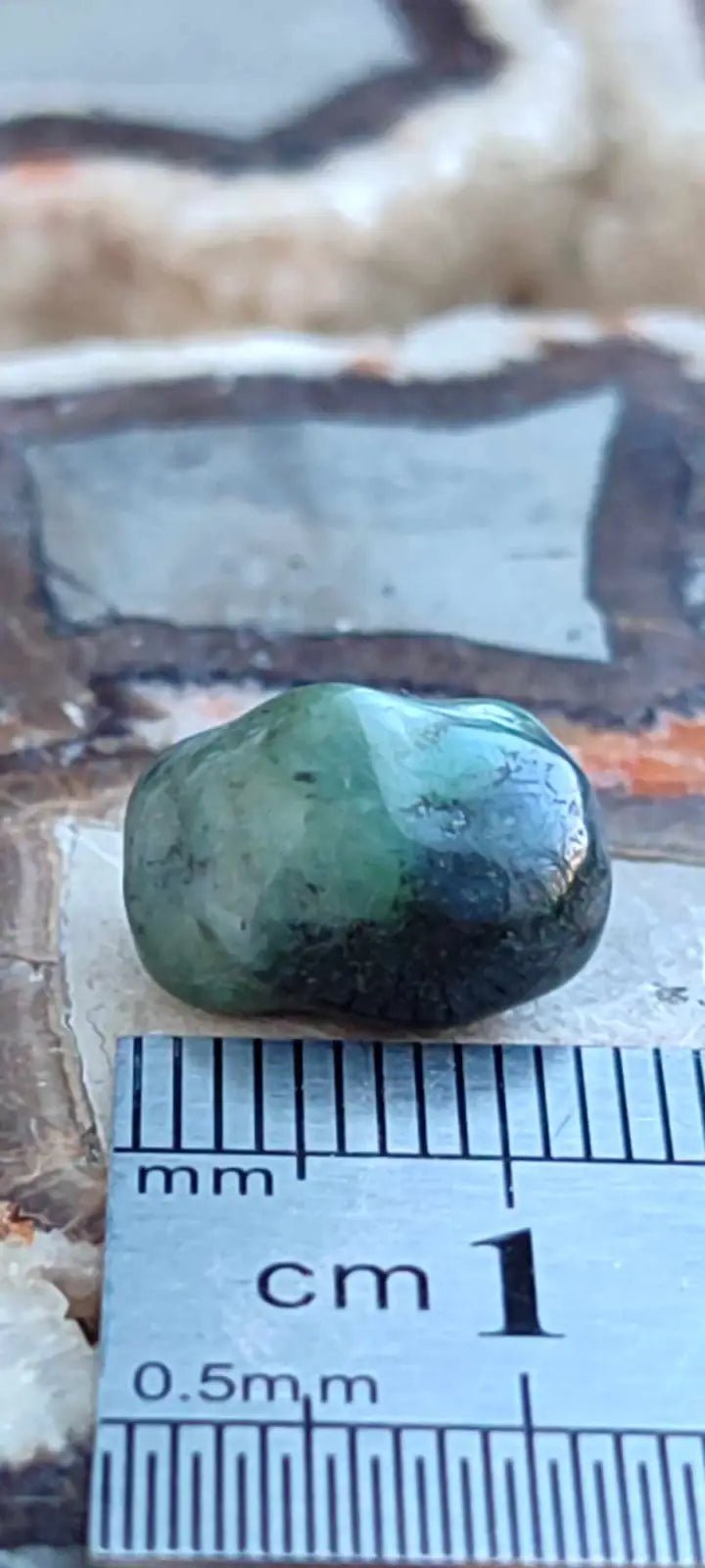 Load image into Gallery viewer, Emeraude cristallisée de Colombie pierre roulée Grade A++++ Emeraude pierre roulée
