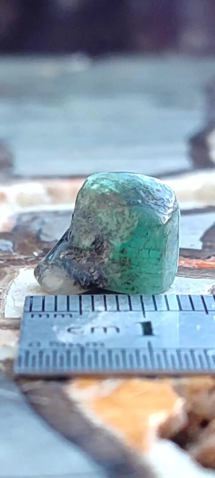 Chargez l'image dans la visionneuse de la galerie, Emeraude cristallisée de Colombie pierre roulée Grade A++++ Emeraude pierre roulée
