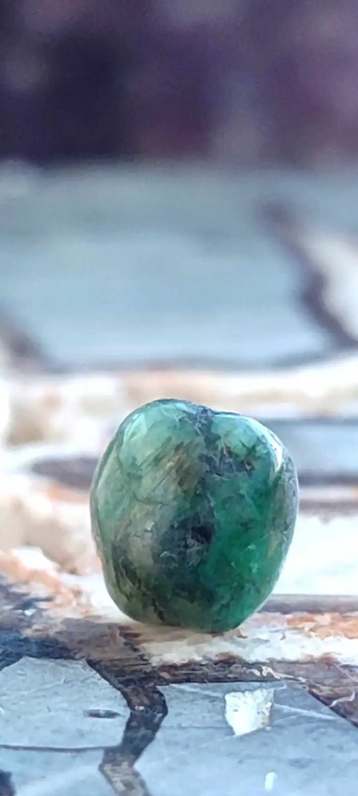 Load image into Gallery viewer, Emeraude cristallisée de Colombie pierre roulée Grade A++++ Emeraude pierre roulée
