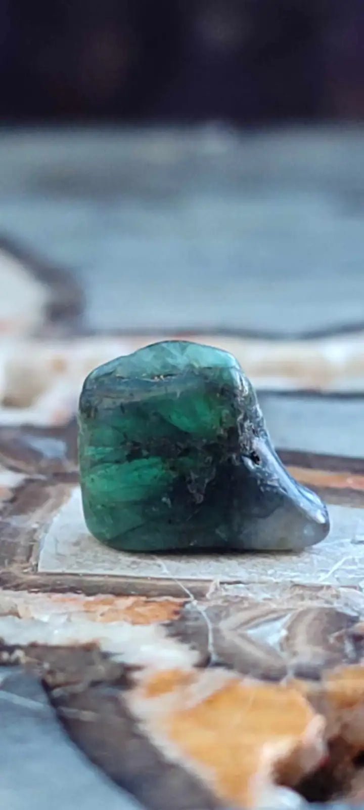 Chargez l'image dans la visionneuse de la galerie, Emeraude cristallisée de Colombie pierre roulée Grade A++++ Emeraude pierre roulée
