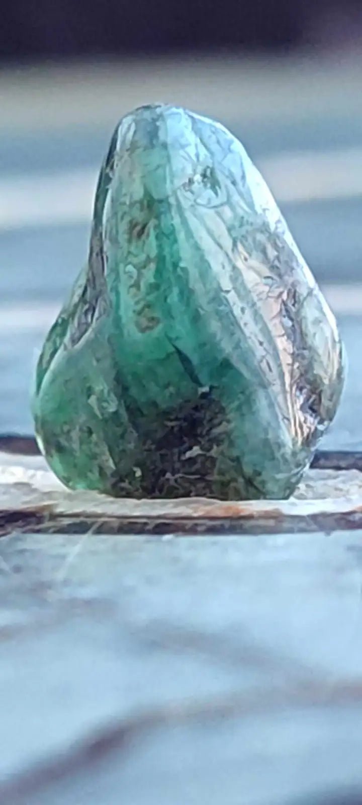 Chargez l'image dans la visionneuse de la galerie, Emeraude cristallisée de Colombie pierre roulée Grade A++++ Emeraude pierre roulée
