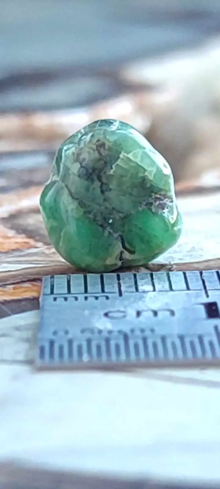 Chargez l&#39;image dans la visionneuse de la galerie, Emeraude cristallisée de Colombie pierre roulée Grade A++++ Emeraude pierre roulée
