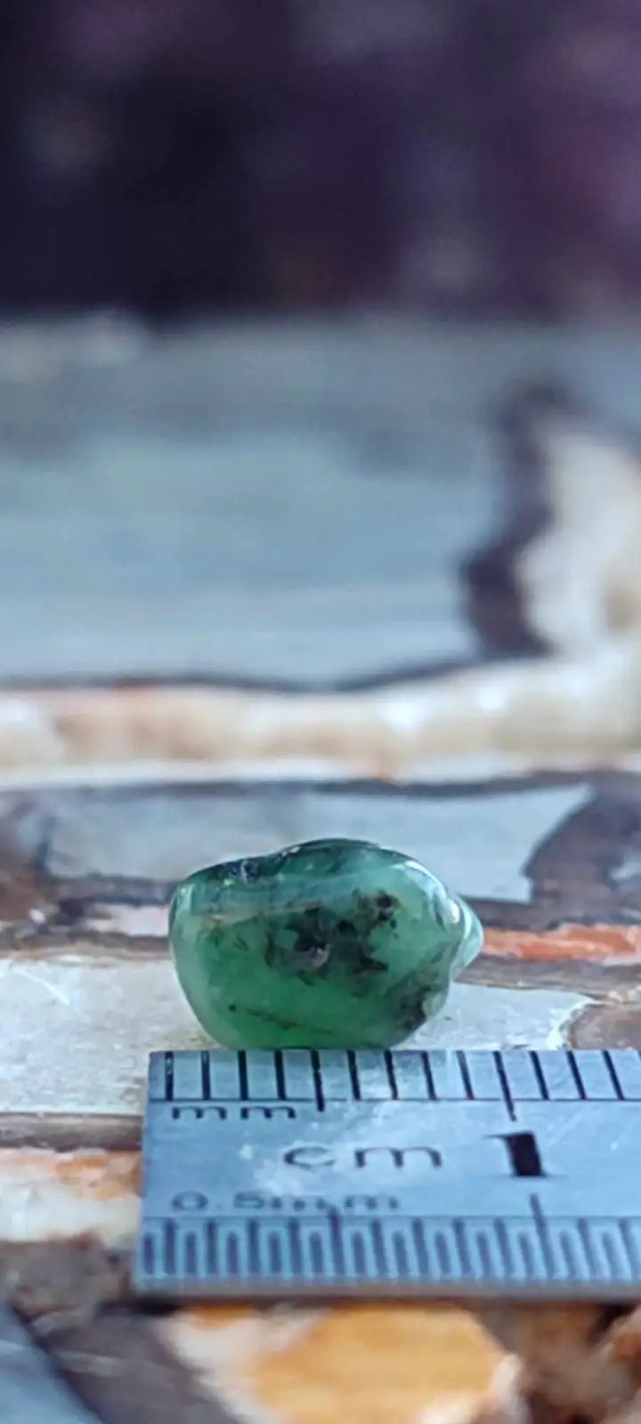 Load image into Gallery viewer, Emeraude cristallisée de Colombie pierre roulée Grade A++++ Emeraude pierre roulée
