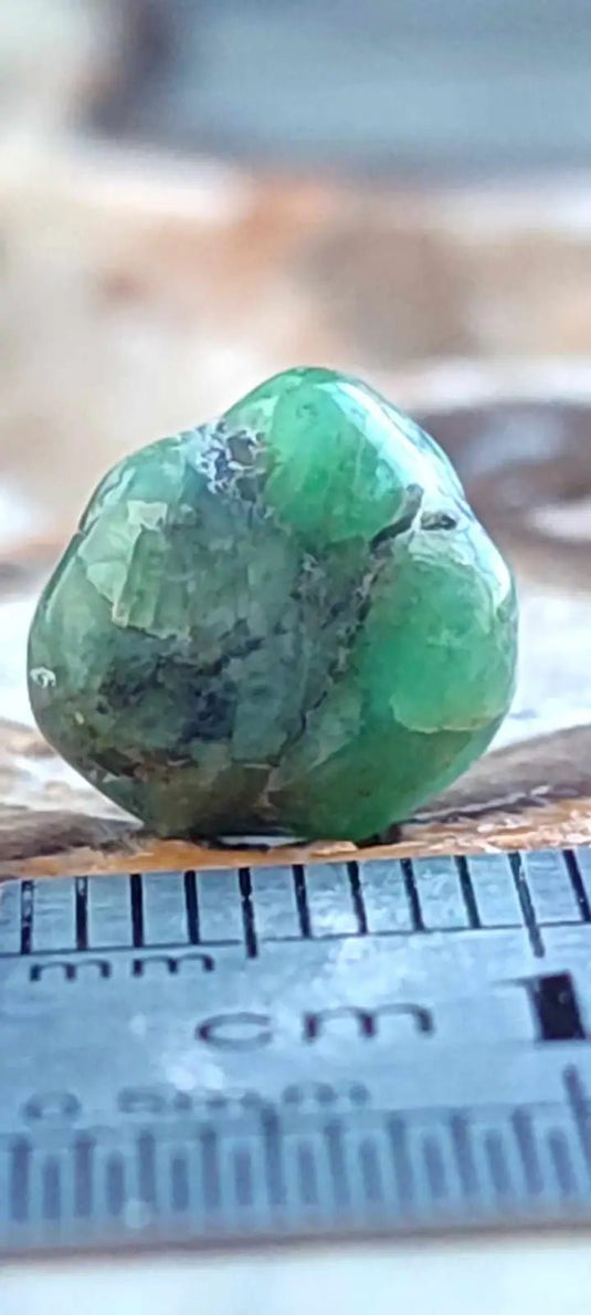 Emeraude cristallisée de Colombie pierre roulée Grade A++++ Emeraude pierre roulée