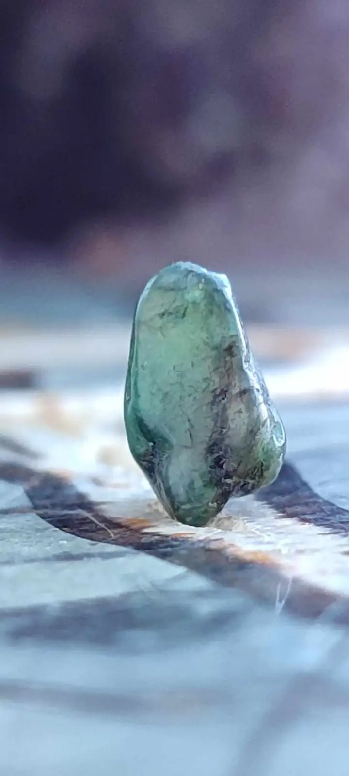 Chargez l'image dans la visionneuse de la galerie, Emeraude cristallisée de Colombie pierre roulée Grade A++++ Emeraude pierre roulée
