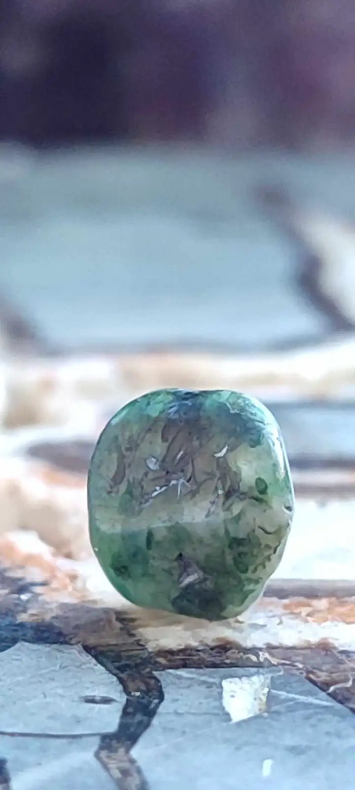 Load image into Gallery viewer, Emeraude cristallisée de Colombie pierre roulée Grade A++++ Emeraude pierre roulée
