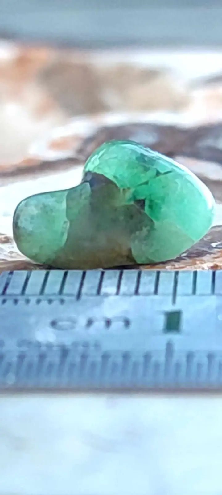 Chargez l'image dans la visionneuse de la galerie, Emeraude cristallisée de Colombie pierre roulée Grade A++++ Emeraude pierre roulée
