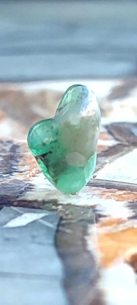 Emeraude cristallisée de Colombie pierre roulée Grade A++++ Emeraude pierre roulée