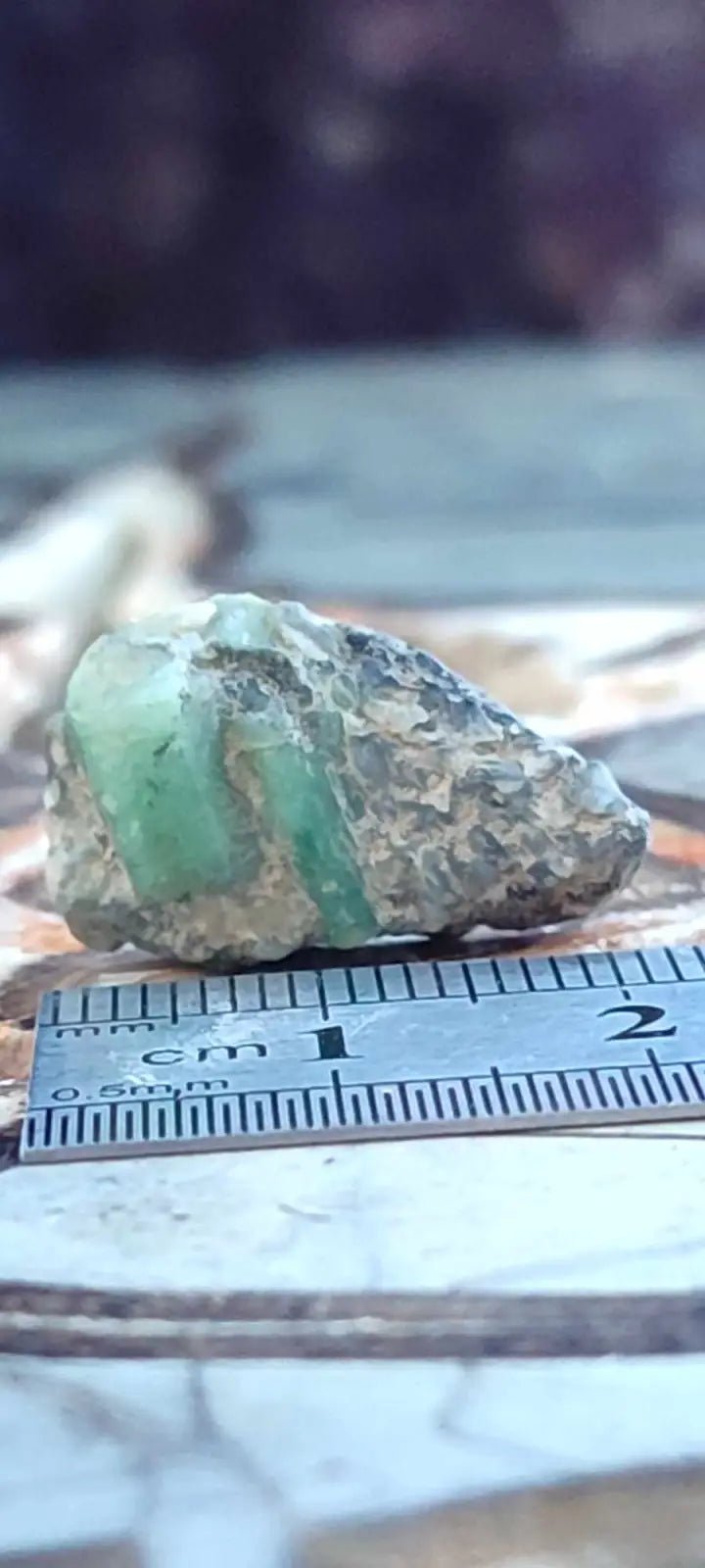 Load image into Gallery viewer, Emeraude de Colombie pierre brute Grade A++++ Emeraude pierre brute
