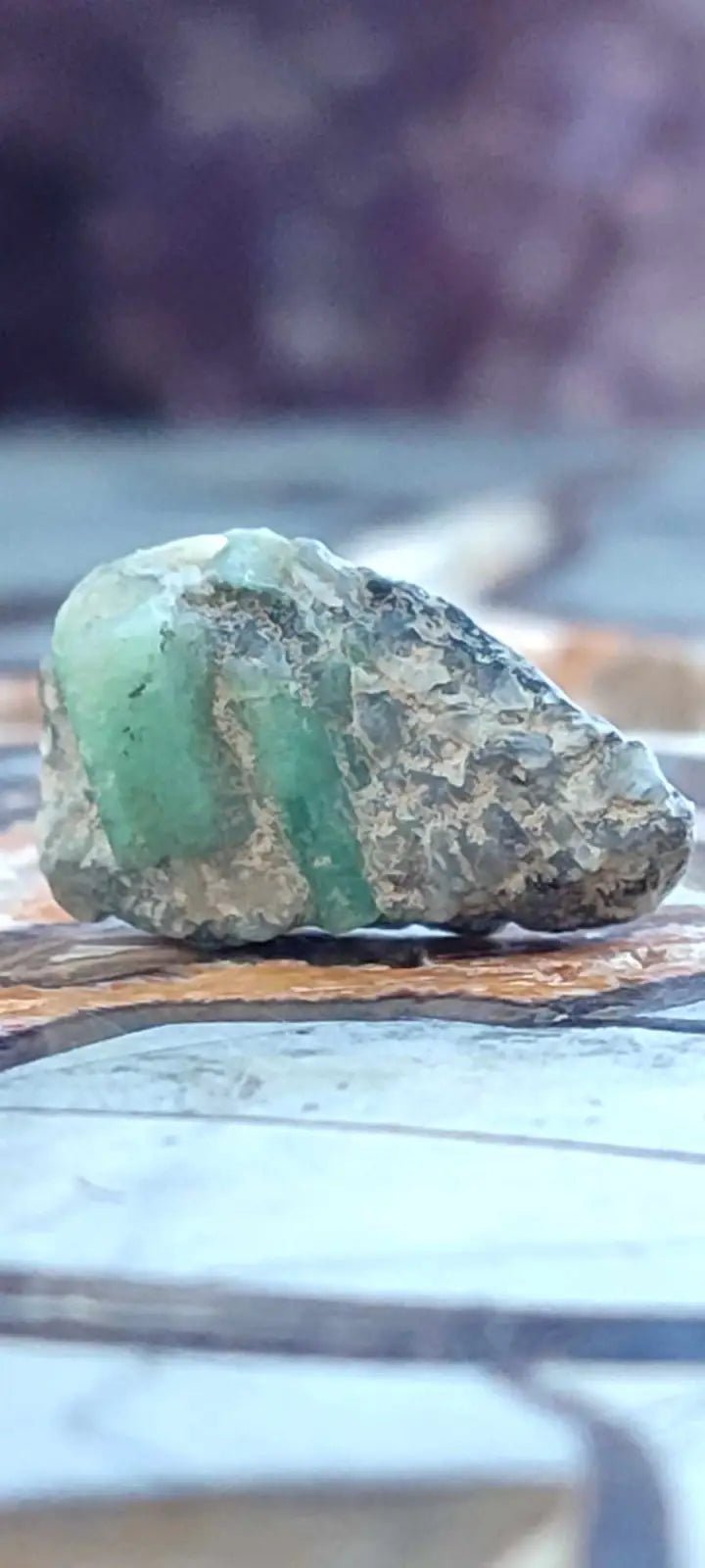 Load image into Gallery viewer, Emeraude de Colombie pierre brute Grade A++++ Emeraude pierre brute
