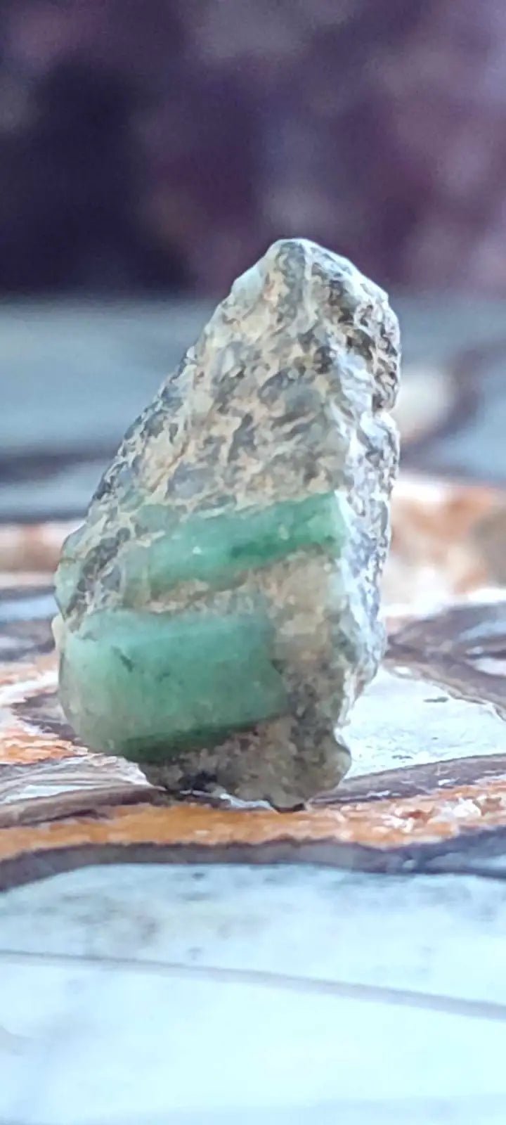 Load image into Gallery viewer, Emeraude de Colombie pierre brute Grade A++++ Emeraude pierre brute
