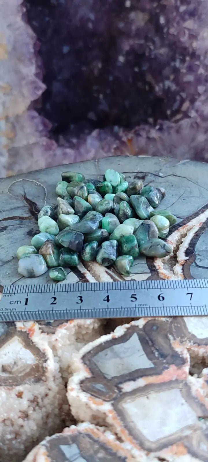 Chargez l&#39;image dans la visionneuse de la galerie, Emeraude de Zambie pierre roulée Grade A++++ (lot) Emeraude pierre roulée
