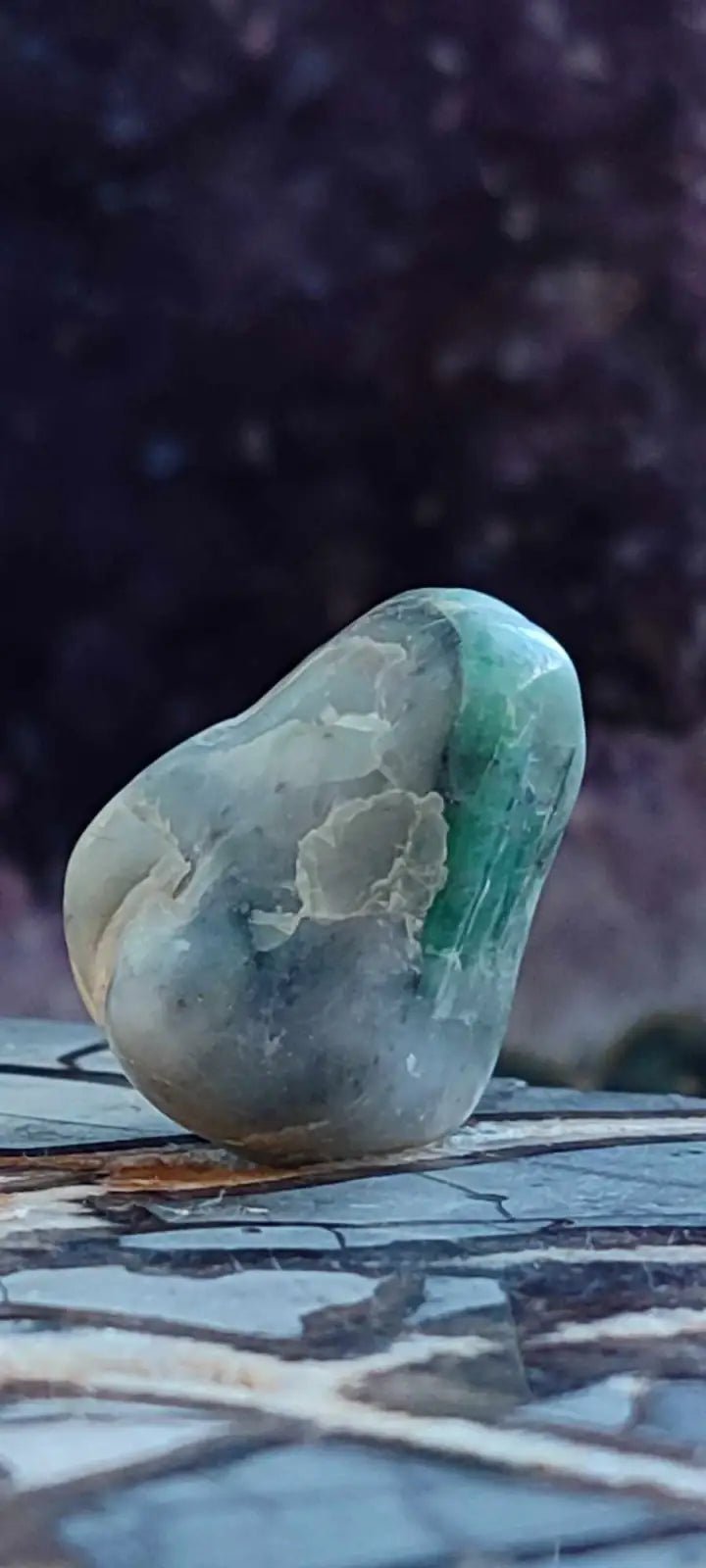 Chargez l&#39;image dans la visionneuse de la galerie, Emeraude de Zambie pierre roulée Grade A++++ Emeraude pierre roulée
