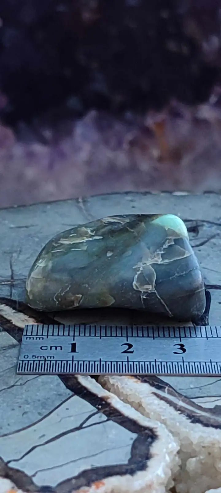 Chargez l&#39;image dans la visionneuse de la galerie, Emeraude de zambie pierre roulée Grade A++++ Emeraude pierre roulée
