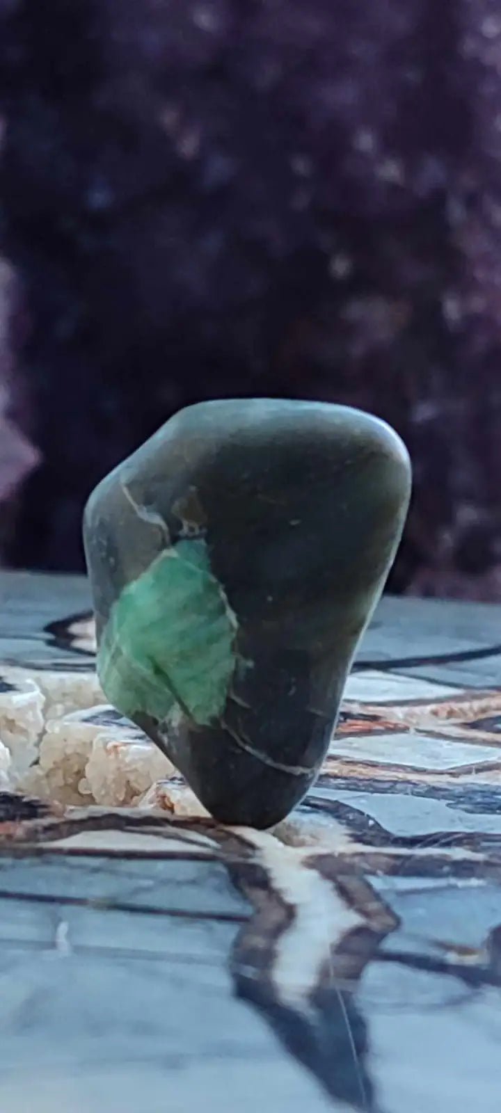 Chargez l&#39;image dans la visionneuse de la galerie, Emeraude de zambie pierre roulée Grade A++++ Emeraude pierre roulée
