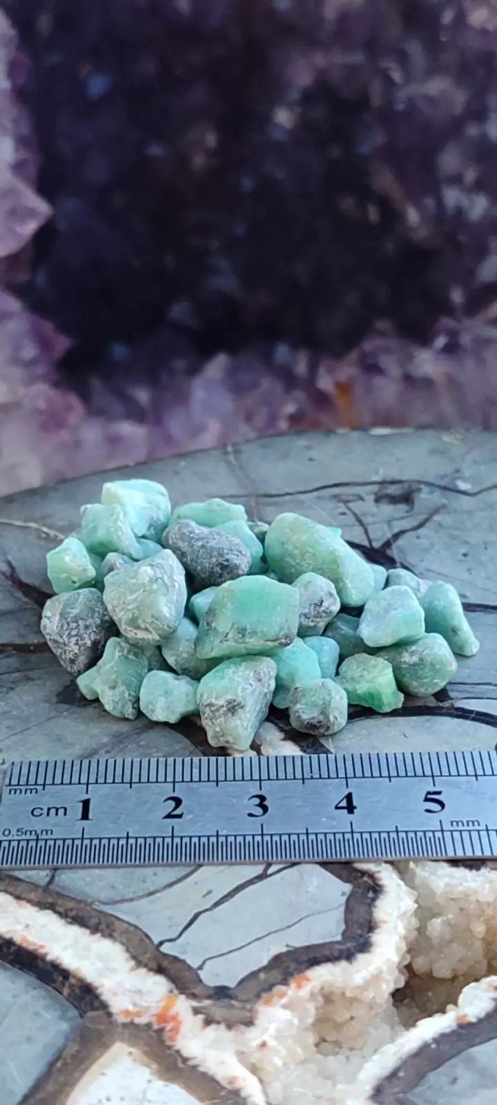 Chargez l&#39;image dans la visionneuse de la galerie, Emeraude de Zambie pierres brutes Grade A++++ (Lot) Emeraude brute
