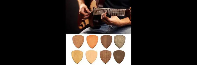 Ensemble de huit médiators en bois aux tons naturels du bois et motifs de veinage subtils.