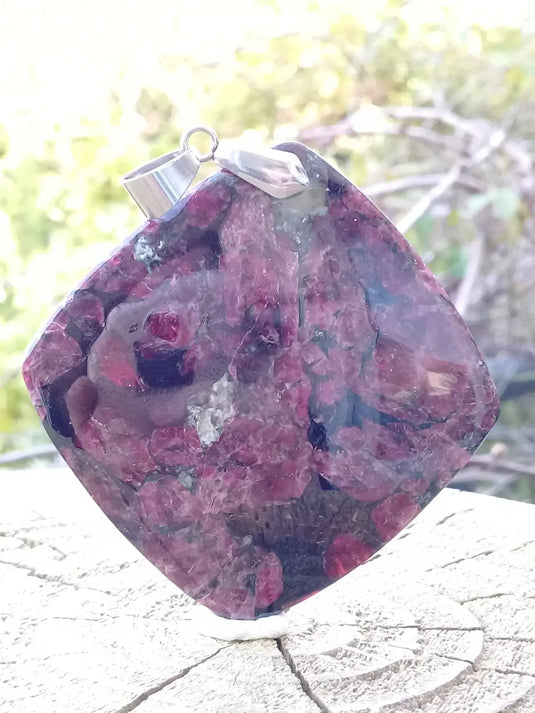 Eudialyte du lac Baïkal pendentif Grade A ++++ Fourni avec cordon Eudialyte pendentif