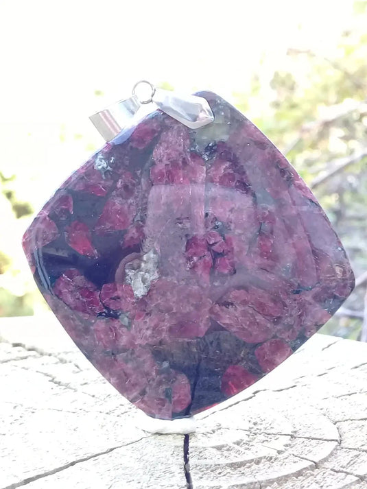 Eudialyte du lac Baïkal pendentif Grade A ++++ Fourni avec cordon Eudialyte pendentif