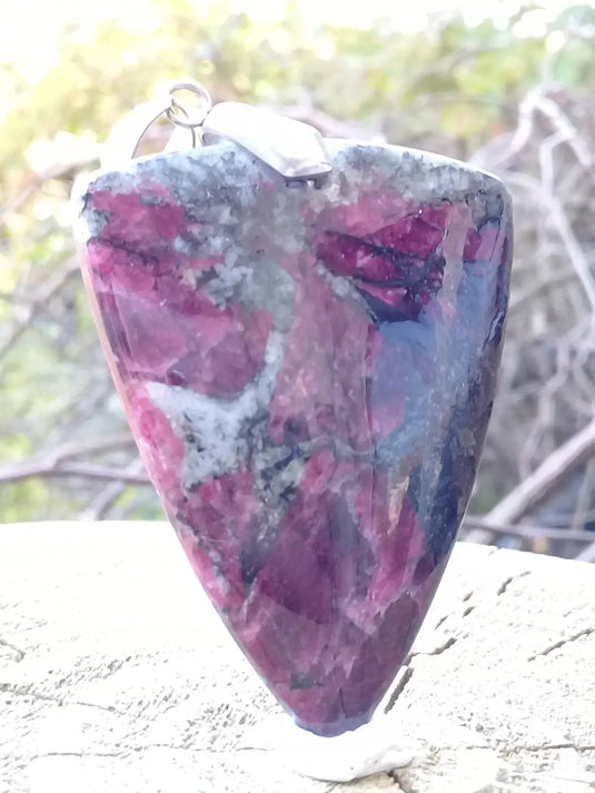 Eudialyte du lac Baïkal pendentif Grade A ++++ ’RARE’ Fourni avec cordon Eudialyte pendentif