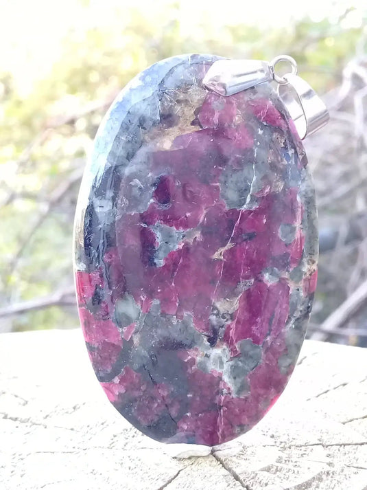 Eudialyte du lac Baïkal pendentif Grade A ++++ ’RARE’ Fourni avec cordon Eudialyte pendentif