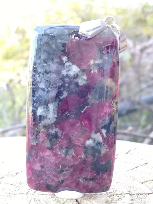 Eudialyte du lac Baïkal pendentif Grade A ++++ ’RARE’ Fourni avec cordon Eudialyte pendentif