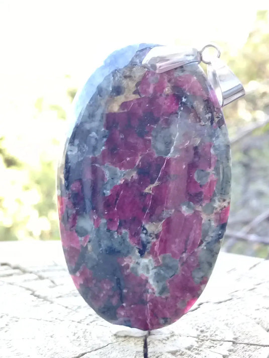 Eudialyte du lac Baïkal pendentif Grade A ++++ ’RARE’ Fourni avec cordon Eudialyte pendentif