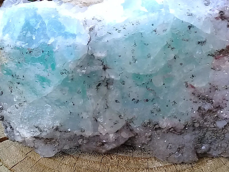Load image into Gallery viewer, Fluorite bleue et claire de France avec inclusions de Pyrite pierre brute Grade A++++ Fluorite bleue et claire de France avec inclusions de Pyrite pierre brute Dans la besace du p&#39;tit Poucet   
