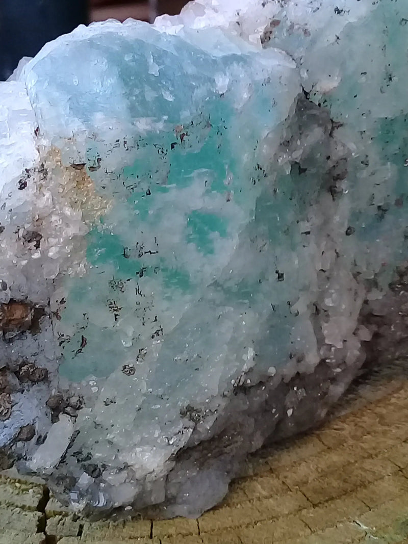 Загрузить изображение в просмотрщик галереи, Fluorite bleue et claire de France avec inclusions de Pyrite pierre brute Grade A++++ Fluorite bleue et claire de France avec inclusions de Pyrite pierre brute Dans la besace du p&#39;tit Poucet   
