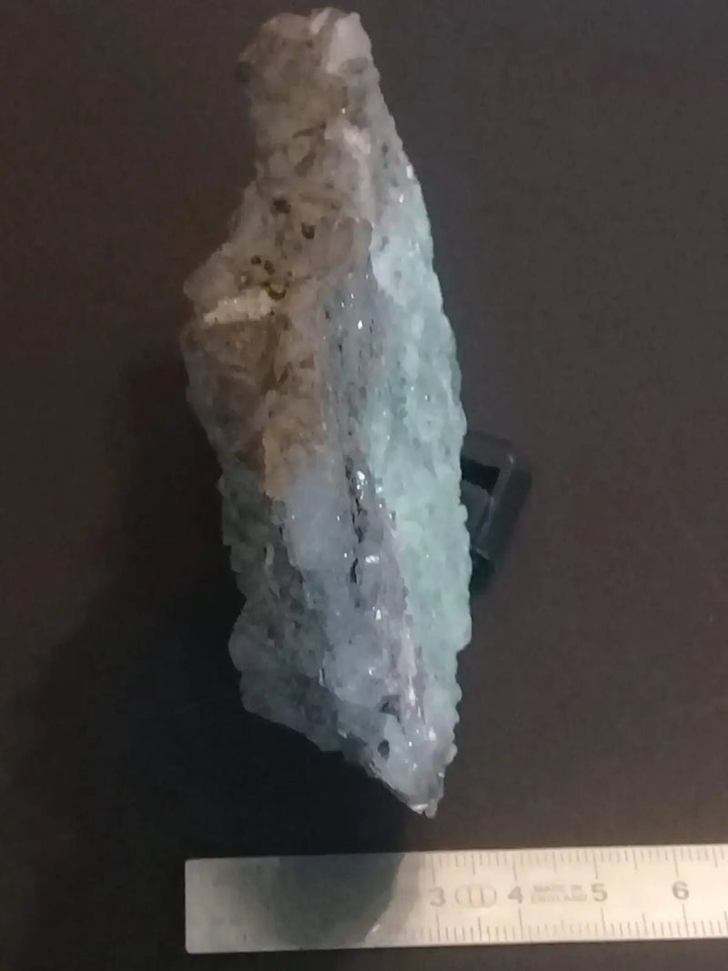Chargez l&#39;image dans la visionneuse de la galerie, Fluorite bleue et claire de France avec inclusions de Pyrite pierre brute Grade A++++ Fluorite bleue et claire de France avec inclusions
