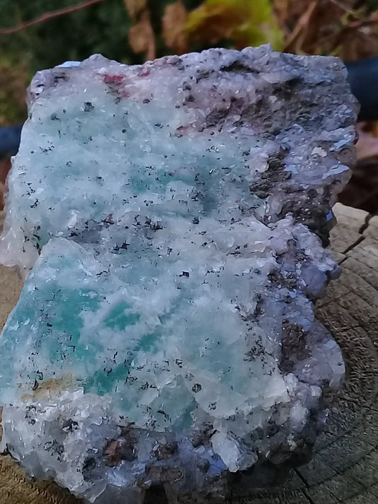Fluorite bleue et claire de France avec inclusions de Pyrite pierre brute Grade A++++ Fluorite bleue et claire de France avec inclusions de Pyrite pierre brute Dans la besace du p'tit Poucet   