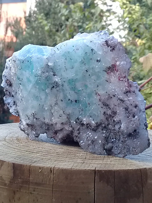 Fluorite bleue et claire de France avec inclusions de Pyrite pierre brute Grade A++++ Fluorite bleue et claire de France avec inclusions de Pyrite pierre brute Dans la besace du p'tit Poucet   