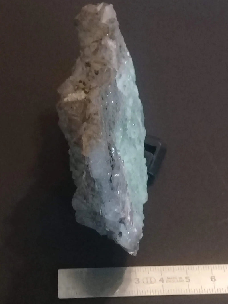 Cargue la imagen en el visor de la galería, Fluorite bleue et claire de France avec inclusions de Pyrite pierre brute Grade A++++ Fluorite bleue et claire de France avec inclusions de Pyrite pierre brute Dans la besace du p&#39;tit Poucet   

