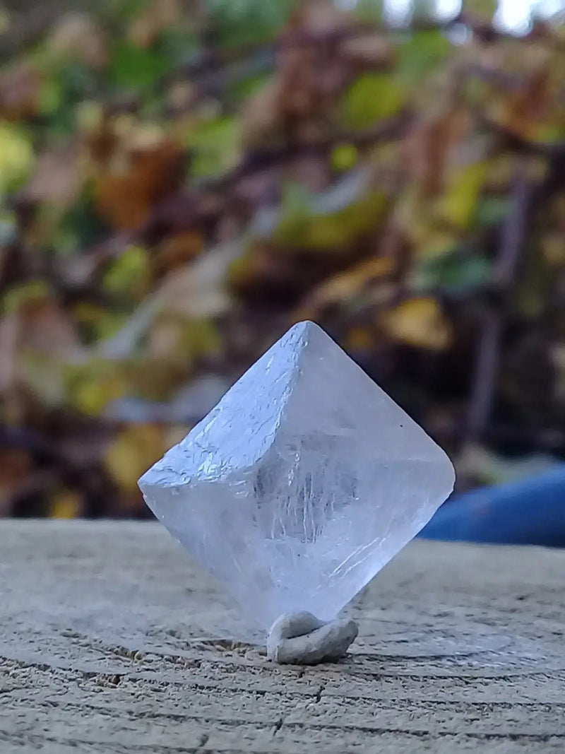 Chargez l'image dans la visionneuse de la galerie, Fluorite claire octaédrique de France pierre brute Grade A++++ Fluorite octaédrique claire de France pierre brute
