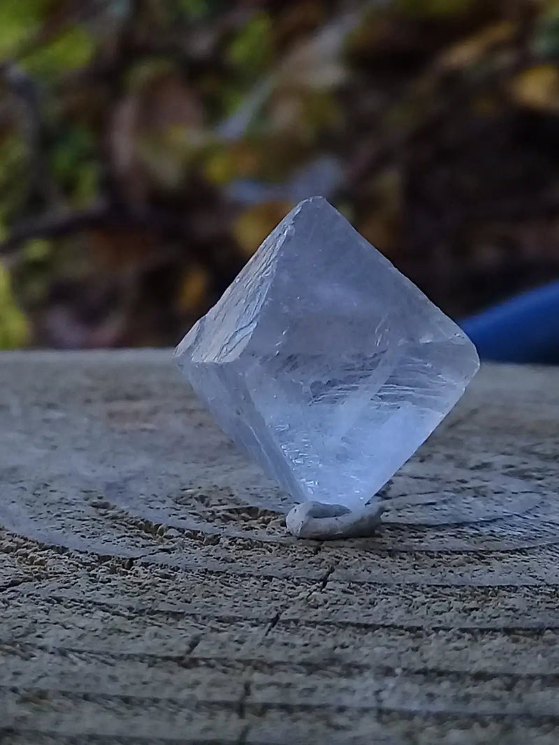 Chargez l'image dans la visionneuse de la galerie, Fluorite claire octaédrique de France pierre brute Grade A++++ Fluorite octaédrique claire de France pierre brute
